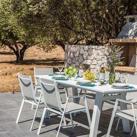 فيلة Trapezaki Sleeps 6 Pool Air Con Wifi ترابيزاكي